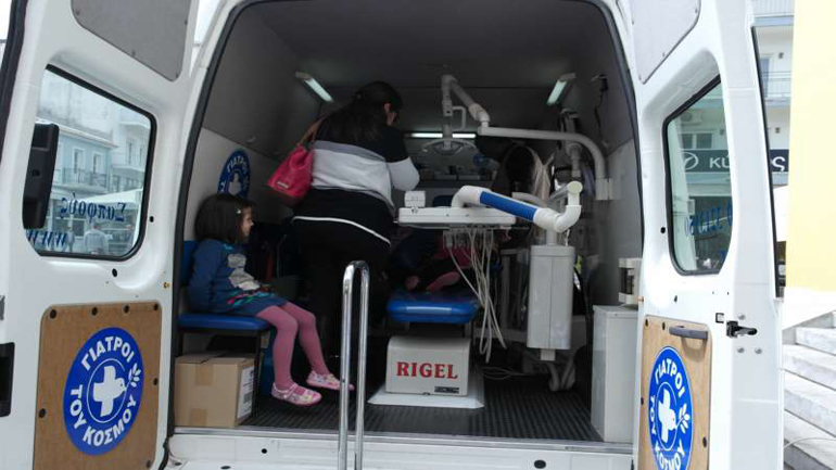 H κινητή παιδιατρική και οδοντιατρική μονάδα των Γιατρών του Κόσμου στην Τρίπολη