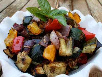Γευστική και υγιεινή σαλάτα με λαχανικά εποχής
