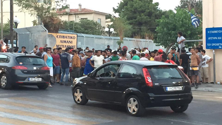 Μετανάστες έκλεισαν τον δρόμο προς το λιμάνι Μυτιλήνης