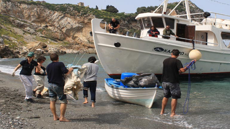 Εθελοντές καθάρισαν τον Τσουγκριά στη Σκιάθο