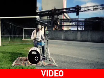 Παίζοντας ντραμς σε διαφορετικούς χώρους