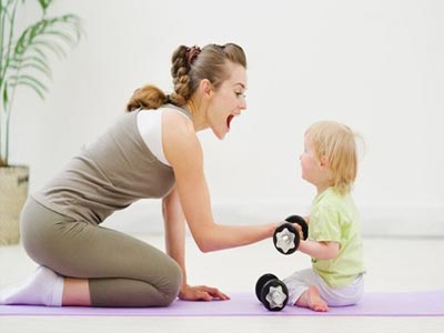 Η γυμναστική για πολυάσχολες νέες μαμάδες μαζί με το μωρό τους