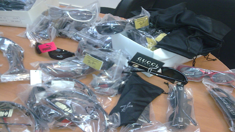 Μπλόκο σε χιλιάδες «μαϊμού» γυαλιά ηλίου