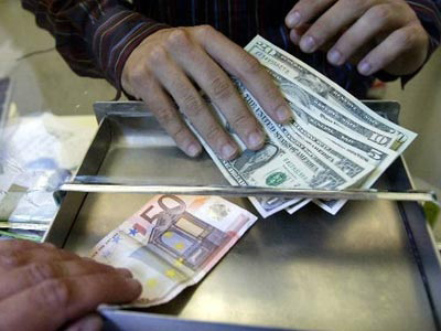 Σε χαμηλό έτους το ευρώ