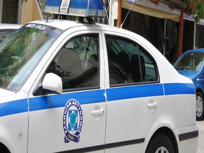 Πέταξαν πέτρες σε περιπολικό στη Λάρισα