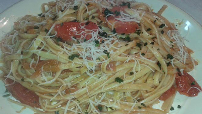 Για εργαζόμενες μαμάδες: Λιγκούνι με ντομάτα στο άψε σβήσε