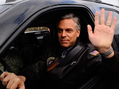 Αναστέλλει την προεδρική εκστρατεία του ο Χάντσμαν