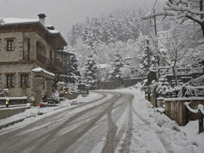 Χιονίζει στα ορεινά των Τρικάλων