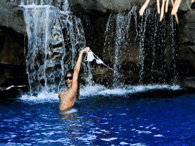 Rihanna: Πόζες με μπικίνι