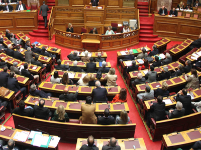 Απουσία Ραγκούση ψηφίστηκαν τα άρθρα για τις έδρες των ταξί