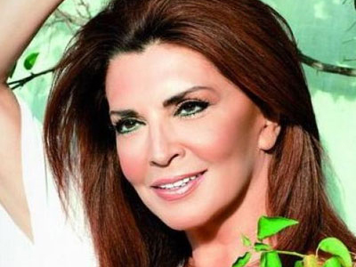 Στο Θεολόγο η Ντενίση με φόντο το απέραντο γαλάζιο