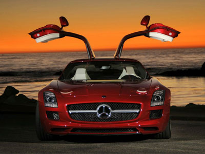 Ο Κούλθαρντ πίσω από το τιμόνι της Mercedes SLS