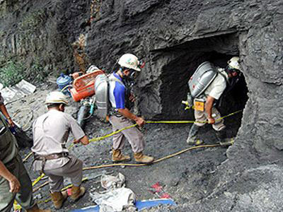 Στο πλευρό των συναδέλφων τους οι μεταλλωρύχοι της ΕΛΜΙΝ