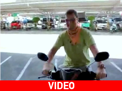 Έχω και σκούτερ, πάμε μια βόλτα;