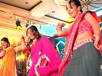 Χιλιάδες ζευγάρια παντρεύονται σήμερα στην Ινδία