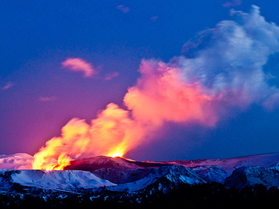 Η ηφαιστειακή τέφρα ταλαιπωρεί ακόμα τους Ισλανδούς