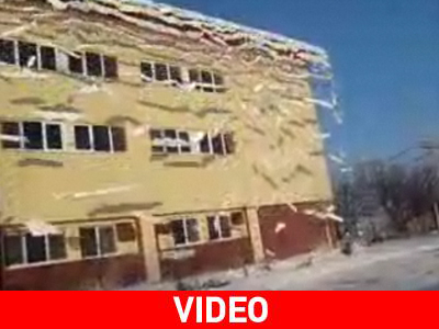 Χιονίζει από την οροφή του σχολείου… Χιονίζει από την οροφή του σχολείου…