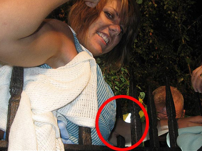 Το κάγκελο διαπέρασε το χέρι της αλλά εκείνη δεν ένιωσε τίποτα