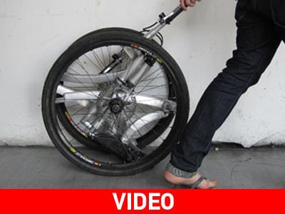 Το ποδήλατο που διπλώνει στο μέγεθος… ρόδας