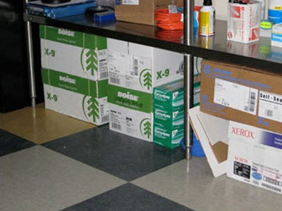 Δεν είναι κουτιά αυτά κάτω από το γραφείο. Τι είναι;