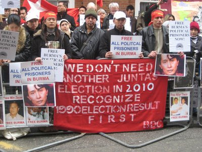 «Δώρο επετείου» από τη χούντα της Μιανμάρ