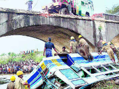 Λεωφορείο έπεσε σε ποταμό στο Πακιστάν