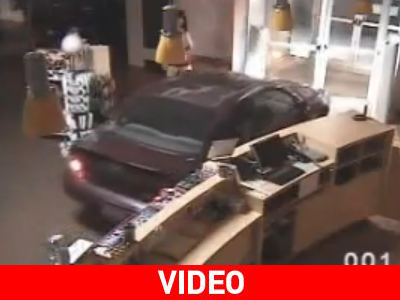 Μπήκε με το αμάξι στο κατάστημα για να κλέψει… σεξουαλικό βοήθημα