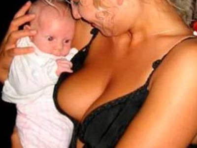 Πού κοιτάνε… οι διάσημοι από μωρά παιδιά;