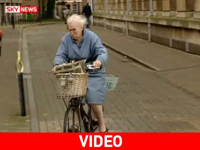 Σούπερ-γιαγιά μοιράζει τις εφημερίδες εδώ και 33 χρόνια