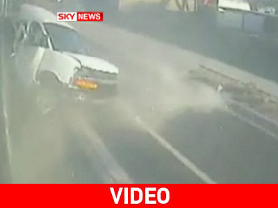 Καρέ καρέ σύγκρουση φορτηγού με τρένο