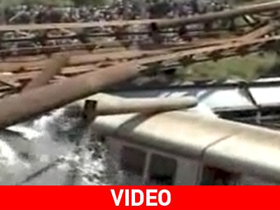 Γέφυρα κατέρρευσε πάνω σε διερχόμενο τρένο