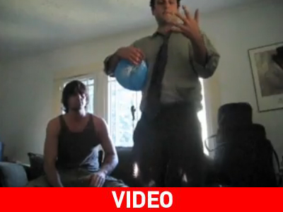 Παίζοντας μπάσο με κιθάρα… ένα μπαλόνι