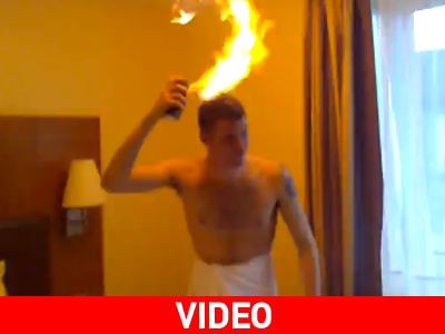 Βάζει φωτιά στο κεφάλι του!