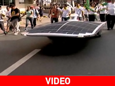 Ηλιακό αυτοκίνητο στους δρόμους της Μανίλα