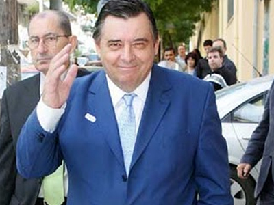 Χέρι-χέρι με τον Καρατζαφέρη