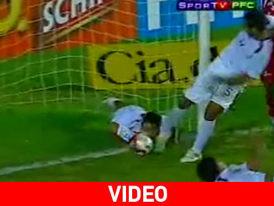 Αντί για την μπάλα σούταρε… το κεφάλι του συμπαίκτη του