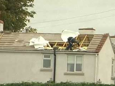 Την πήρε και την σήκωσε… την οροφή του σπιτιού