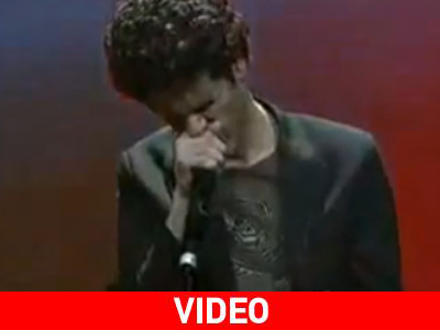 Παίζει ηλεκτρική κιθάρα… με το στόμα του