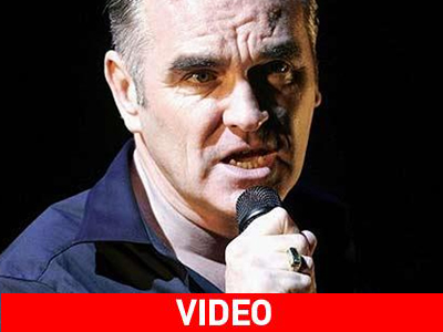 Του πέταξαν μπουκάλι και αποχώρησε από τη σκηνή