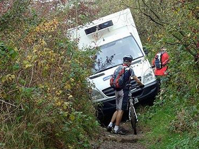 Τι κάνει το φορτηγό στο δάσος;