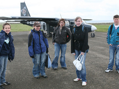 Παίρνουν το αεροπλάνο για να πάνε… στο σχολείο