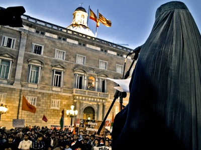 Η Βαρκελώνη η πρώτη πόλη που θα απαγορεύσει την μαντίλα