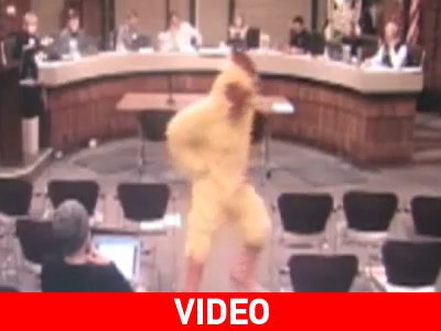 Κοτόπουλο υπερασπίζεται την ελευθερία του