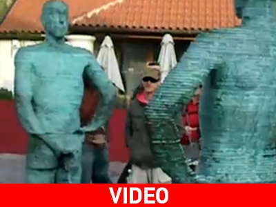 Τι κάνει αυτό το άγαλμα στη μέση του δρόμου;