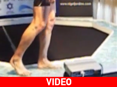 Διπλό παγκόσμιο ρεκόρ περπατήματος σε σπασμένα γυαλιά