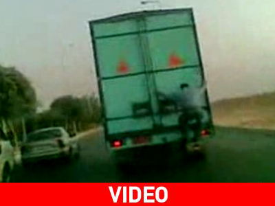 Κάνει «οτο-στοπ» γαντζωμένος στην καρότσα νταλίκας