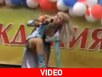 Τραγουδίστρια έπεσε από τη σκηνή…