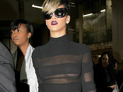 Φόρεσε… κάτι και βγήκε η κοπέλα