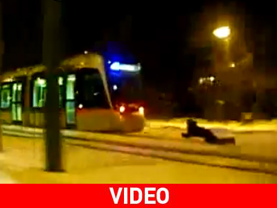 Κάνουν έλκηθρο καθώς τους τραβάει… το τραμ