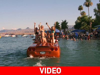 Μια ασυνήθιστη βόλτα στην παραλία